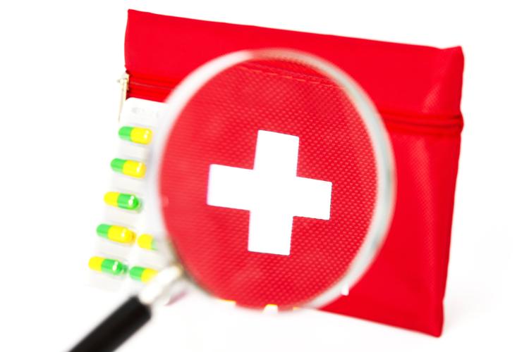 白底之上的凝視 藥品、膠囊與放大鏡下的醫藥世界